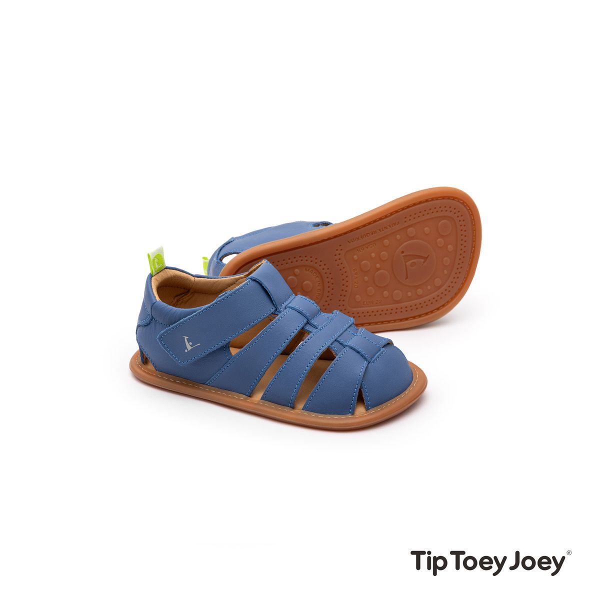 Sandália fechada de bebé azul com tiras e velcro e sola castanha à mostra