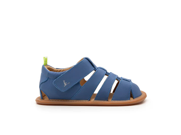 Sandália fechada azul com tiras e velcro vista de lado