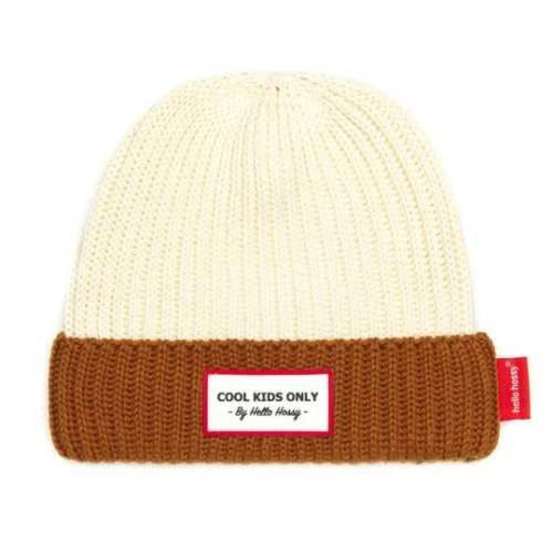 Gorro infantil em malha creme com barra cor de chocolate e etiqueta