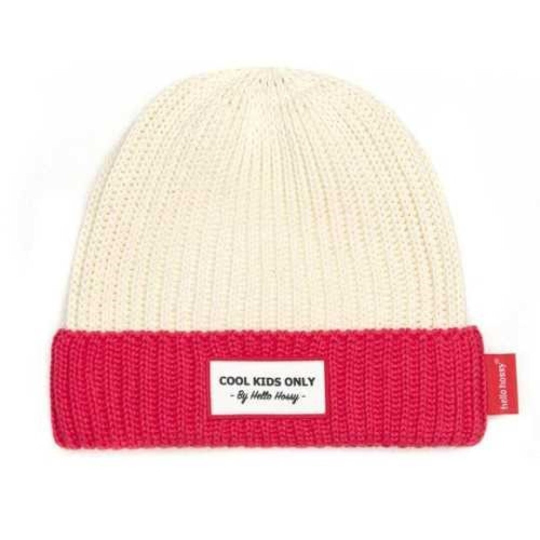 Gorro infantil em malha creme com barra rosa-fúcsia e etiqueta