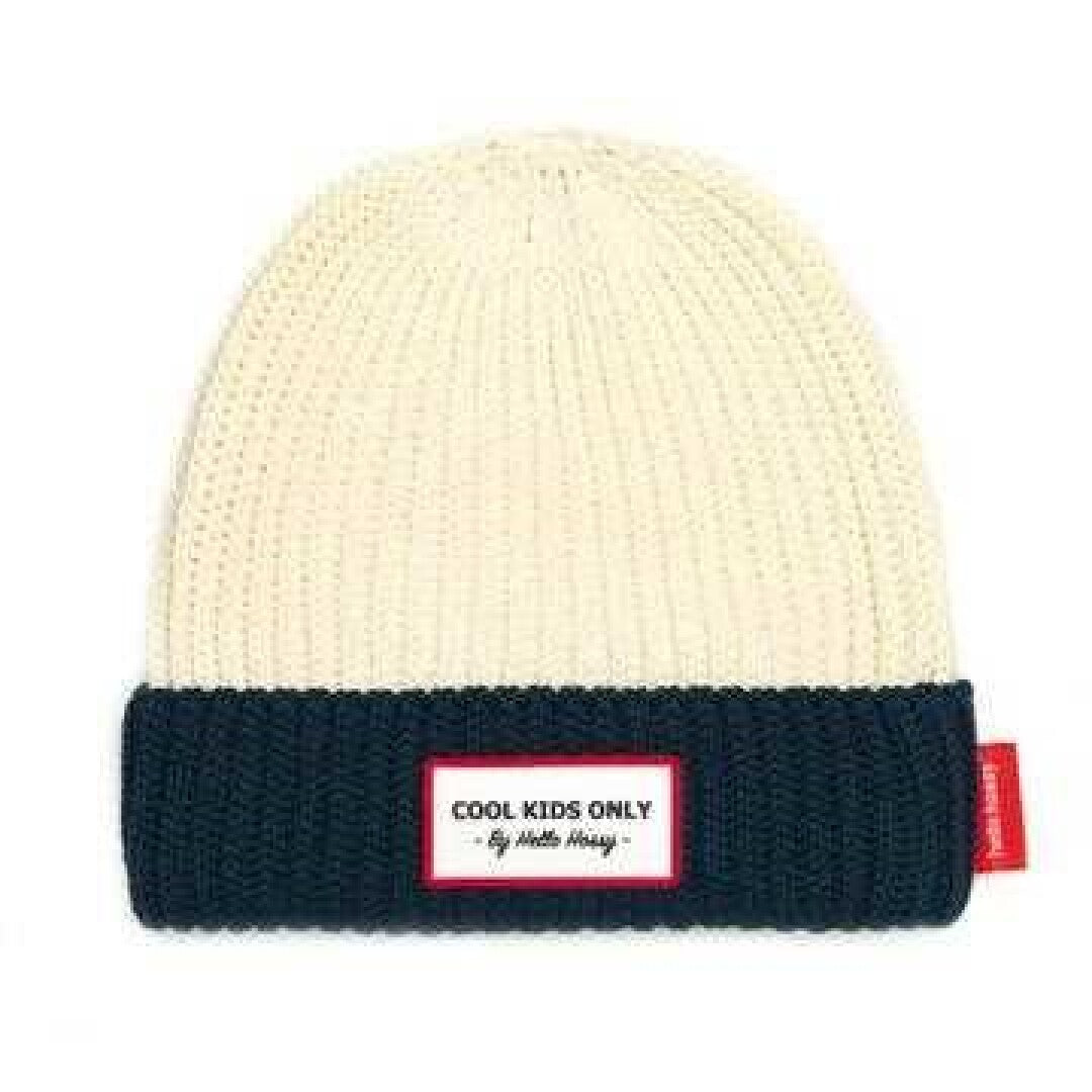 Gorro infantil em malha creme com barra azul-marinho e etiqueta