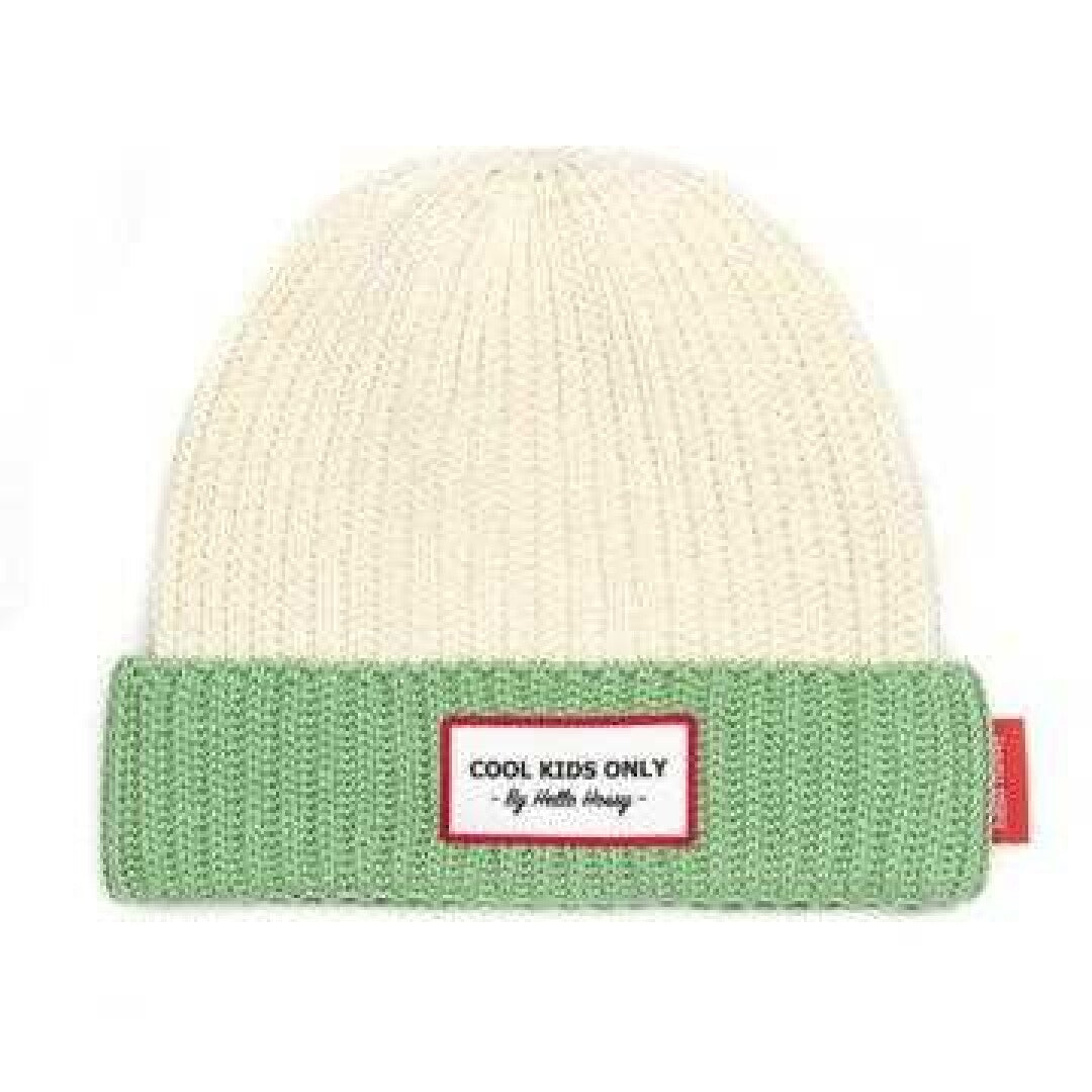 Gorro infantil em malha creme com barra verde-menta e etiqueta