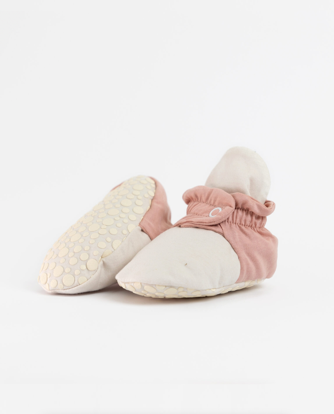 Botinhas de bebé creme e rosa com mola e sola antiderrapante à mostra