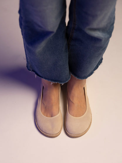 Sabrinas Lucía Sand- Mum barefoot