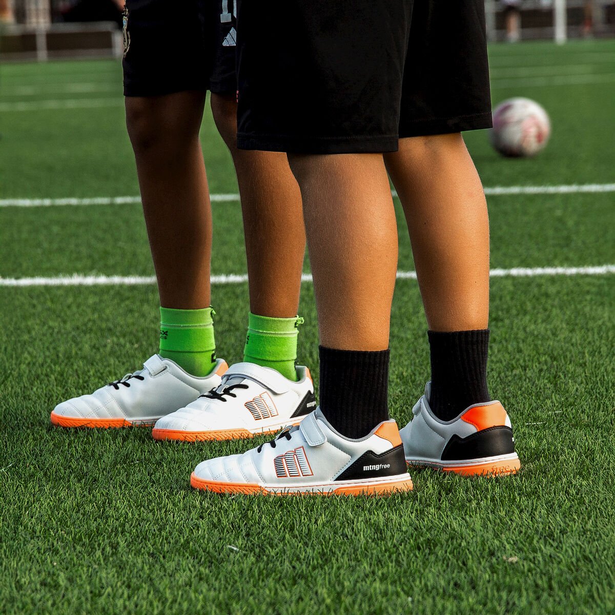 Chuteiras de Futebol Mustang Free Play- Branco e Laranja