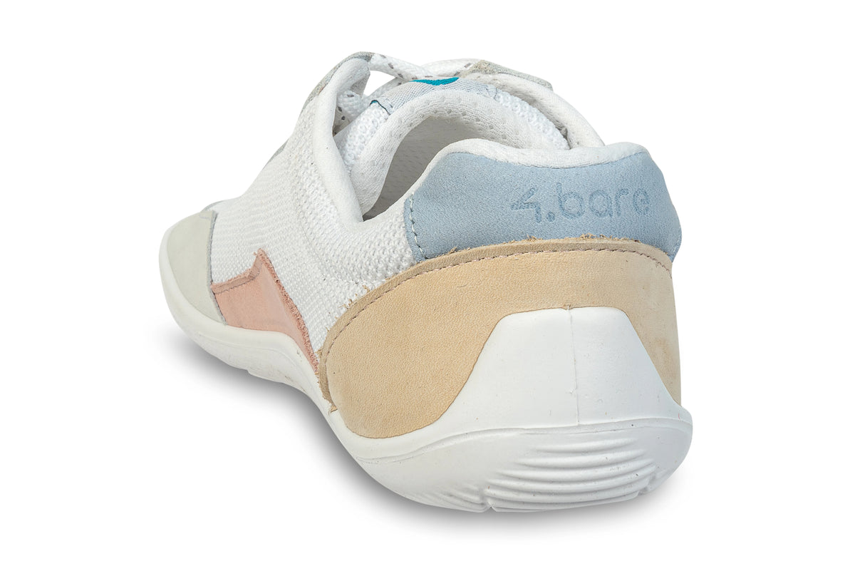 Sapatilha desportiva branca com rosa vista de trás com calcanhar azul-claro
